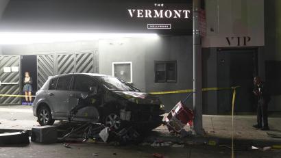 Bild: Damian Dovarganes/AP/dpa
31 Menschen sind in der US-Westküstenmetropole Los Angeles laut Rettungskräften verletzt worden, als ein Auto in eine Menschenmenge gefahren ist.