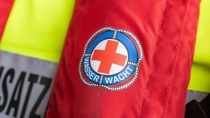 Symbolbild: Peter Kneffel/dpa
Einsatzkräfte der Wasserwacht haben den toten Mann gefunden.