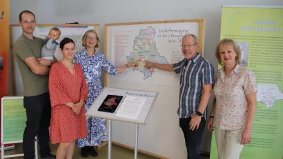 Bild: Thomas Dobler
Bei der Vorstellung der Ausstellung der Mennoniten-Gemeinde waren Pastor Paul Warkentin und seine Frau Ina (rechts), Elke Horsch (Mitte) sowie Josua und Maja Neufeld (links) anwesend.