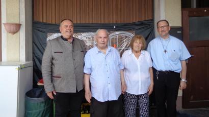 Bild: Peter Dotzler
Bürgermeister Peter Dotzler und Ehemann Francesco Cordasco wünschen Lucia Ciferelli alles Gute zum 80. Geburtstag, ebenso Pfarrvikar Christian Preitschaft (von links).