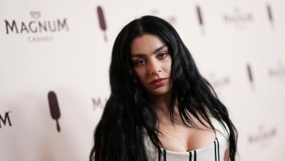 Archivbild: Scott A Garfitt/Invision via AP/dpa
Nun verheiratet: Popstar Charli XCX.