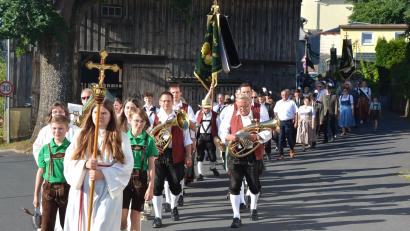 Bild: jr
Angeführt von den Steinwaldmusikanten bewegt sich der Kirchenzug von der Pfarrkirche zum Schützenheim.