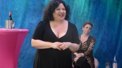 Bild: Kunz
Claudia Schuma und Irene Weber (von links) sind die "Puderdose" und präsentierten ihr "Weiberabend 2.0"-Programm in Weiden.