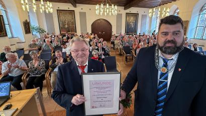 Bild: Stephan Huber
Altbürgermeister Gerd Geismann wird zum Ehrenbürger der Stadt Sulzbach Rosenberg ernannt. Erster Bürgermeister Stefan Frank bei der feierlichen Verleihung im vollen Rathaussaal.