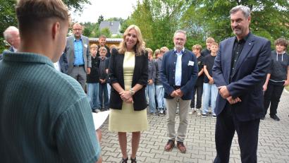 Bild: jr
Robin Baumgärtner begrüßte Kultusministerin Anna Stolz und Ministerpräsident Markus Söder (vorne von links) auf Tschechisch und Bayerisch.