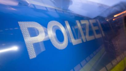 Symbolbild: Marijan Murat/dpa
Ein 63-Jähriger feuerte in Tirschenreuth Schüsse aus einem Schreckschussrevolver ab, um den Sieg der deutschen Frauennationalmannschaft zu feiern.