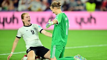 Bild: Sebastian Christoph Gollnow/dpa
Deutschlands Sjoeke Nüsken (l) und Deutschlands Torhüterin Ann-Katrin Berger jubeln über den Sieg.