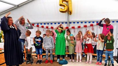 Bild: whü
Es wurde fröhlich getanzt, gesungen und geklatscht beim festlichen Jubiläumsgottesdienst mit Pfarrerin Andrea Kühn (links), der von den Käferkindern und und ihren Betreuern Danja Klein, Karina Kreutzer (von links) und Peter Bock (nicht im Bild gestaltet wurde..