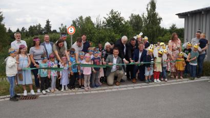 Bild: wel
Caroline Göbel, Jochen Paleit, Landrat Thomas Ebeling, Otto Langenhahn, Bürgermeister Rudolf Teplitzky und Anne Wendl (von rechts) durchschneiden das Band und eröffnen offiziell den Naturerlebnisraum