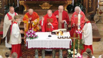Bild: fdl
Den Festgottesdienst in der Pfarrkirche St. Michael zelebrierten zusammen mit Pfarrer Johann Hofmann (Mitte), der Ruhestandspfarrer BGR Konrad Kummer 2. v. re. und die ehemaligen Ortsgeistlichen v. re. Hubert Gilch, Hans-Peter Bergmann und Jürgen Herr.