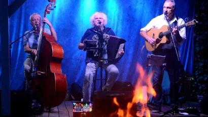 Bild: Kunz
Sepp Frank, Wolfgang Berger und Hans "Yankee" Meier (von links) boten Folk-Musik bei Lagerfeuerromantik.