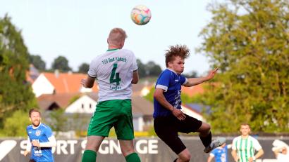 Archivbild: war
Am Dienstagabend trifft der SV Etzenricht (rechts Bastian Schreml) nach wenigen Wochen schon wieder auf den TSV Bad Abbach, gegen den Anfang Mai im Duell der Bezirksligameister ein 0:2 notiert wurde.