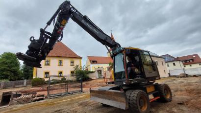 Bild: Kunz
Der Bagger steht bereit. In drei bis vier Monaten soll das neue Dorfzentrum von Neunkirchen fertig sein.