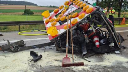 Bild: Feuerwehr Oberwildenau
Die Autobahn A93 zwischen Luhe-Wildenau und Weiden-Süd war nach einem schweren Unfall den ganzen Montagnachmittag gesperrt. Ein Lkw prallte in einen Sicherungsanhänger.