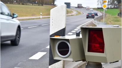 Symbolbild: Petra Hartl
Bei einer Geschwindigkeitskontrolle auf der B 22 bei Gleiritsch wurden 54 Fahrer wegen zu hoher Geschwindigkeit beanstandet.