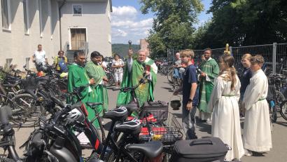 Bild: wro
Am Ende der rund zwei Stunden dauernden Messe wurden die Fahrräder gesegnet.