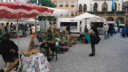 Bild: Stadt Amberg
Der Bauernmarkt in Amberg hat eine lange Geschichte: Auch zu Erntedank 1999 gab es ihn schon.