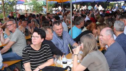 Bild: kro
Hervorragend besucht war das Fischerfest des Fischereivereins Stiftland am Samstagabend. Und auch am Sonntag strömten die Menschenmassen.
