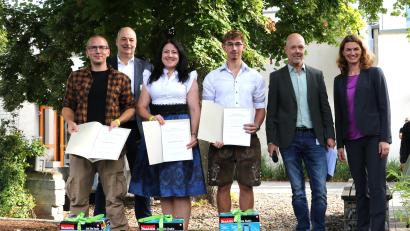 Bild: Jochen Henning, VGL Bayern
Markus Braun aus Weiden (von links) sowie Alexandra Fiedler und Nick Henzler erzielten die besten Noten in den Abschlussprüfungen des Garten- und Landschaftsbaus in der Oberpfalz. Es gratulierten Martin Sandkühler, Landrätin Tanja Schweiger und Karl Artinger, Ehrenmitglied des VGL Bayern, (hintere Reihe, links).