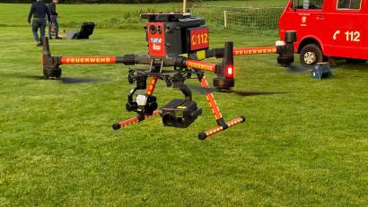 Bild: FFW Blaibach
Ein gesuchter Straftäter wird in Hohenwarth dank einer Feuerwehrdrohne festgenommen. Die Polizei lobt die Zusammenarbeit.