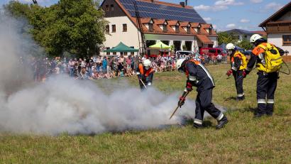 Bild: hbe
Es gab viel zu sehen beim Blaulichttag in Schnaittenbach: Dieser simulierte Waldbrand war schnell gelöscht, mit Spezialgerät – Löschrucksäcken mit 20 Litern Inhalt und Spezialharken.