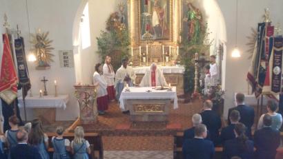 Bild: amö
Pfarrer Eugen Wismeth feiert gemeinsam mit Pater Sebastian den Festgottesdienst in der Filialkirche Schneeberg.