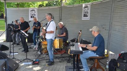 Bild: dob
Die Leidenschaft der regionalen Musikszene längst vergangener Zeit lebte bei der Serenade am Sonntagabend mit der einheimischen Popband „The Birdies“ auf. Frontmann und Sänger Manfred Jeschke zeigte beeindruckend, was auch mit 76 Jahren noch möglich ist.