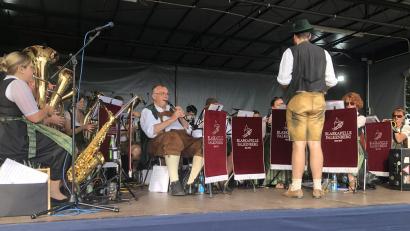 Bild: wro
Für den Festausklang hatte sich der Jubelverein die Blaskapelle Falkenberg unter der Leitung von Franz Stierstorfer ins Boot geholt.