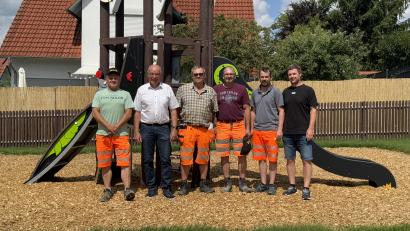 Bild: Thomas Beer
Bürgermeister Roland Strehl (Zweiter von links) und Bauamtsmitarbeiter Tobias Birner (rechts) geben den Spielplatz an der Willy-Brandt-Straße gemeinsam mit den beteiligten Bauhofmitarbeitern nach einer umfangreichen Sanierung wieder für den Spielbetrieb frei
