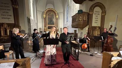 Bild: ck
Das Arte Ensemble holt sich für das 36. Rathauskonzert in Vohenstrauß, das heuer in der evangelischen Stadtkirche veranstaltet wird, gesangliche Unterstützung. Sopranistin Laura Demjan und Countertenor Franz Vitzthum machen den abwechslungsreichen Abend perfekt.