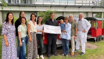 Bild: Kliniken Nordoberpfalz
Die Familie Reindl übergibt eine Spende an den Bunten Kreis Nordoberpfalz und möchte damit etwas zurückgeben.