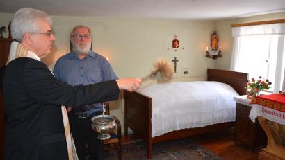Bild: jr
Nach der umfassenden Sanierung ist das Reslhaus in Konnersreuth wieder für die Öffentlichkeit zugänglich. DomkapitularJosef Kreiml bei der Segnung im Sterbezimmer der Resl.