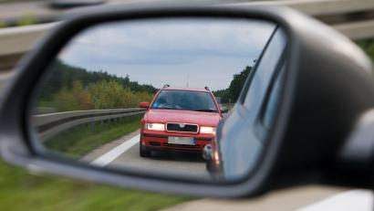 Symbolbild: Patrick Pleul/dpa
Ein aggressiver Autofahrer auf der A 93 bei Teublitz wird am Freitagnachmittag von der Polizei gestoppt.