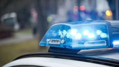 Bild: Daniel Vogl/dpa
Ein Unbekannter beschmierte die Wand eines Toilettenhäuschens an der Bushaltestelle in Tirschenreuth.