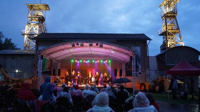 Bild: Brigitte Grüner
Das Konzert mit Fundamental Soul Thunder, das die Stadt Auerbach auf Maffei veranstaltete, litt den ganzen Abend über unter dem Nieselregen. Die Musik der Band begeisterte dennoch.