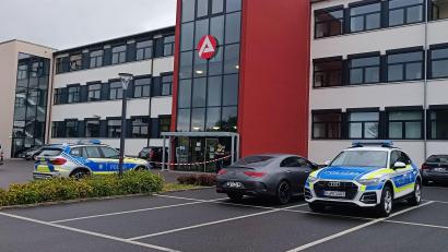 Bild: nic
Am Freitag sorgte ein vermeintlicher Angriff in der Agentur für Arbeit in Tirschenreuth für einen Großeinsatz. Im Laufe des Nachmittags stellte sich allerdings heraus: alles nur erfunden.