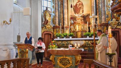 Bild: amö
Nach den Fürbitten von Hannelore Grötsch gedachte Anton Ebenchwanger den verstorbenen Mitgliedern vor der brennenden Gedächtniskerze am Altar.