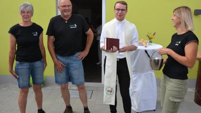 Bild: jr
Kaplan Bastian Neumann (2. von rechts) spendete der neuerbauten Hundepension Rosenbühl den kirchlichen Segen. Mit dabei (von links) die Betreiberfamilie Hubrich mit Heike, Bernhard und Steffi.