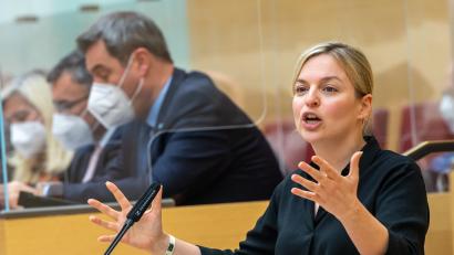Symbolbild: Peter Kneffel
Katharina Schulze fürchtet um den Volksparteistatus der CSU: Markus Söder lasse sich immer wieder dazu hinreißen, die Wortwahl der AfD zu adaptieren.