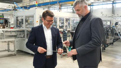 Bild: jut
Die beiden Geschäftsführer von PIA Automation Amberg, Johannes Strasser (links) und André Vales begutachten Fensterbeschläge, die eine von der Amberger Firma konstruierte Anlage herstellt.