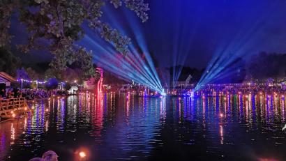 Bild: Portner
Partymeile rund um den Hahnenweiher: Das 54. Seefest Schönsee punktet am 27. Juli wieder mit Lichtershow und Feuerwerk.