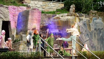 Bild: rgr
Das Ovigo-Theater spielt Monty Python’s "Spamalot" als Musical auf der Naturbühne am Schönberg in Grafenwöhr.