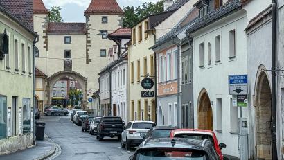Bild: Stephan Huber
Die Stellplätze in der Amberger Altstadt – wie hier in der Oberen Nabburger Straße – sind begehrt und rar. Weil hier nicht jede Wohnung einen eigenen Stellplatz hat, werden sogenannte Anwohnerausweise ausgegeben.