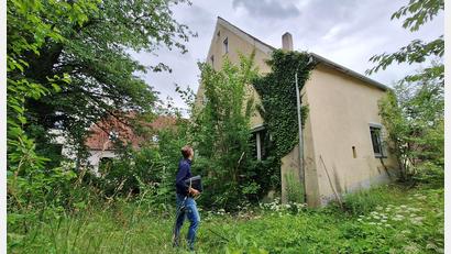 Bild: bl
Mit dem Dornröschenschlaf ist es für das Alte Zollhaus bald vorbei. Titus Gietl will den Altbau sanieren, zwei Wohnungen sollen in dem Objekt am Brunnanger entstehen.