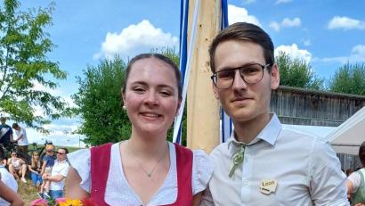 Bild: u
Bei der 13. Steiningloher Stodlkirwa wurden Anna Wendl und Leon Panzer zum neuen Ober-Kirwapaar gekürt.