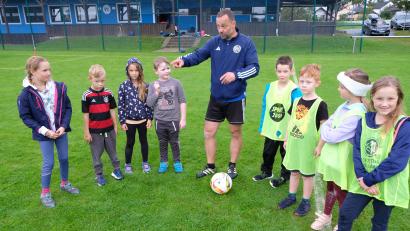Bild: do
Großen Wert legt der FC mit seinem Partnerverein, der SpVgg Neustadt auf die Nachwuchsarbeit. FC-Vorsitzender Wolfgang Seitz klärt die Kids über das Einmaleins des Fußballs auf.