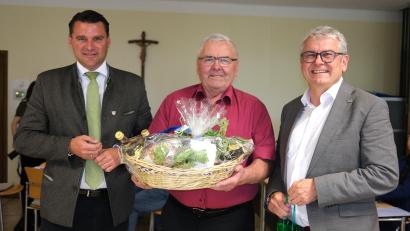Bild: Hirsch
Landrat Thomas Ebeling (links) und FW-Fraktionssprecher Martin Scharf (rechts) verabschieden den langjährigen Kreisrat Johann Eckl (Mitte) mit einem Geschenkkorb.