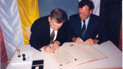 Archivbild: Stadt Grafenwöhr
Alfred Riedl und Helmut Wächter (rechts) unterzeichnen am 8. Juli 1995 die Partnerschaftsurkunde.
