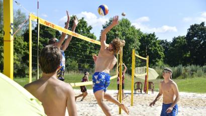 Bild: Hubert Ziegler
Paul Roggenhofer (rechts) und Ben Kühnert (Mitte, am Netz) holten für den Gastgeber VC/DJK Amberg den Vizemeistertitel bei der bayerische Beachvolleyball-Meisterschaft der U19.