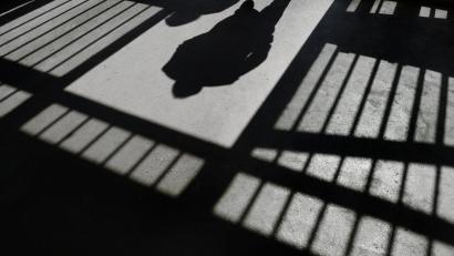 Symbolbild: Felix Kästle
Eine 27 Jahre alte Frau muss ins Gefängnis. Sie hat ihr Baby misshandelt. Zuvor war gegen sie bereits wegen eines ähnlichen Falles verhandelt worden. Damals bekam sie eine Bewährungsstrafe.